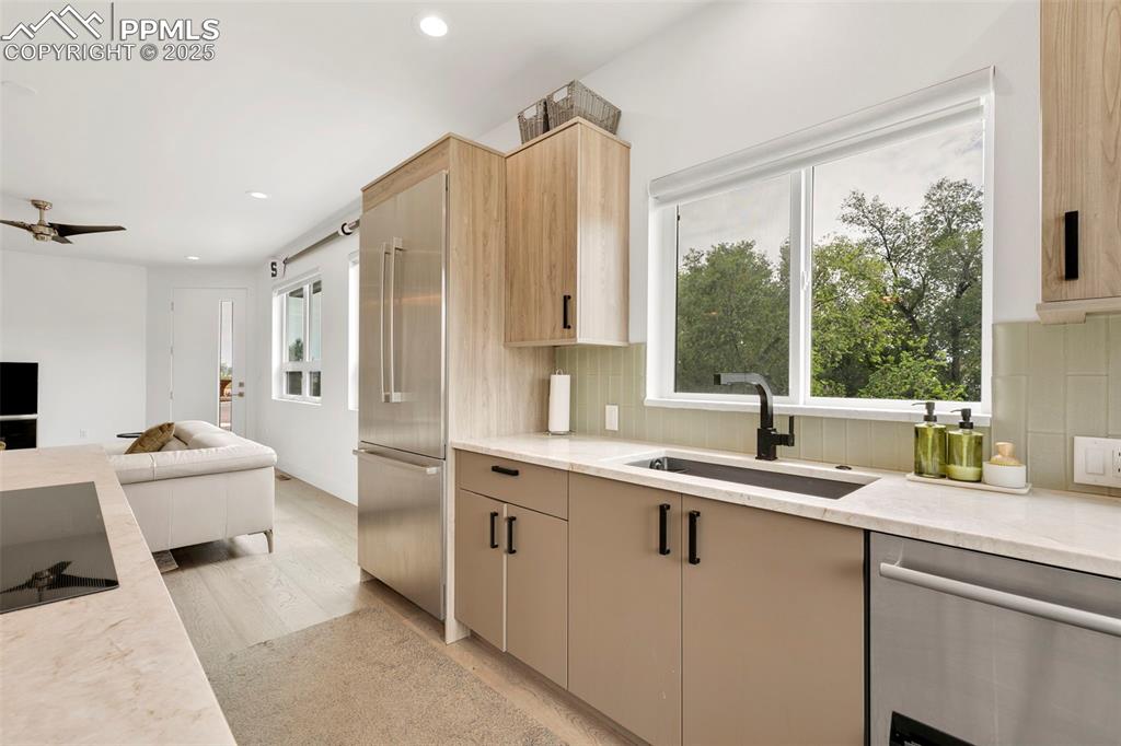 Image 16 of 39: Kitchen