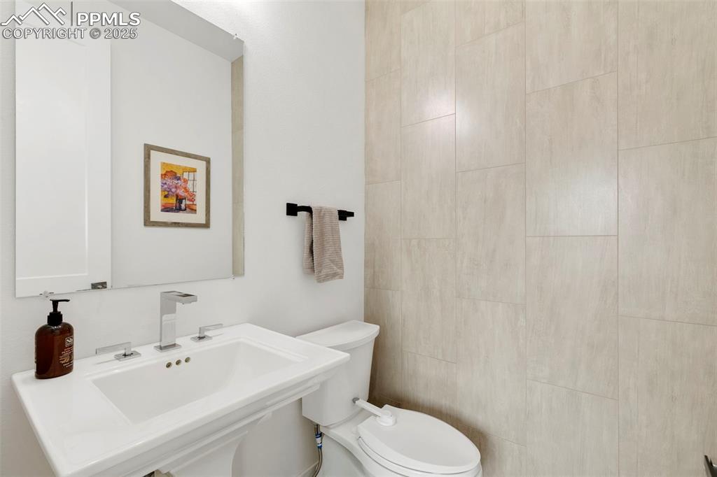 Image 18 of 39: Bathroom