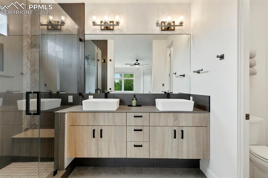 Image 21 of 39: Bathroom