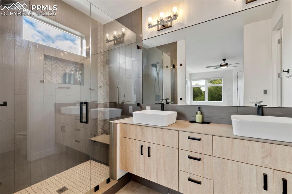 Image 22 of 39: Bathroom