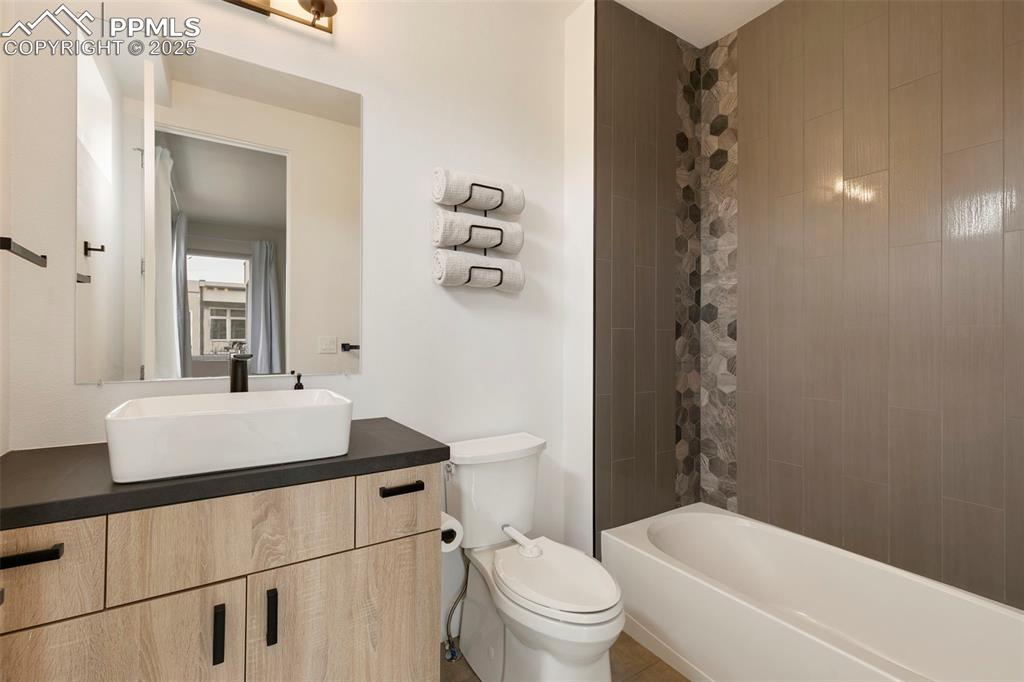 Image 25 of 39: Bathroom