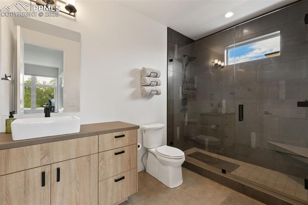 Image 28 of 39: Bathroom