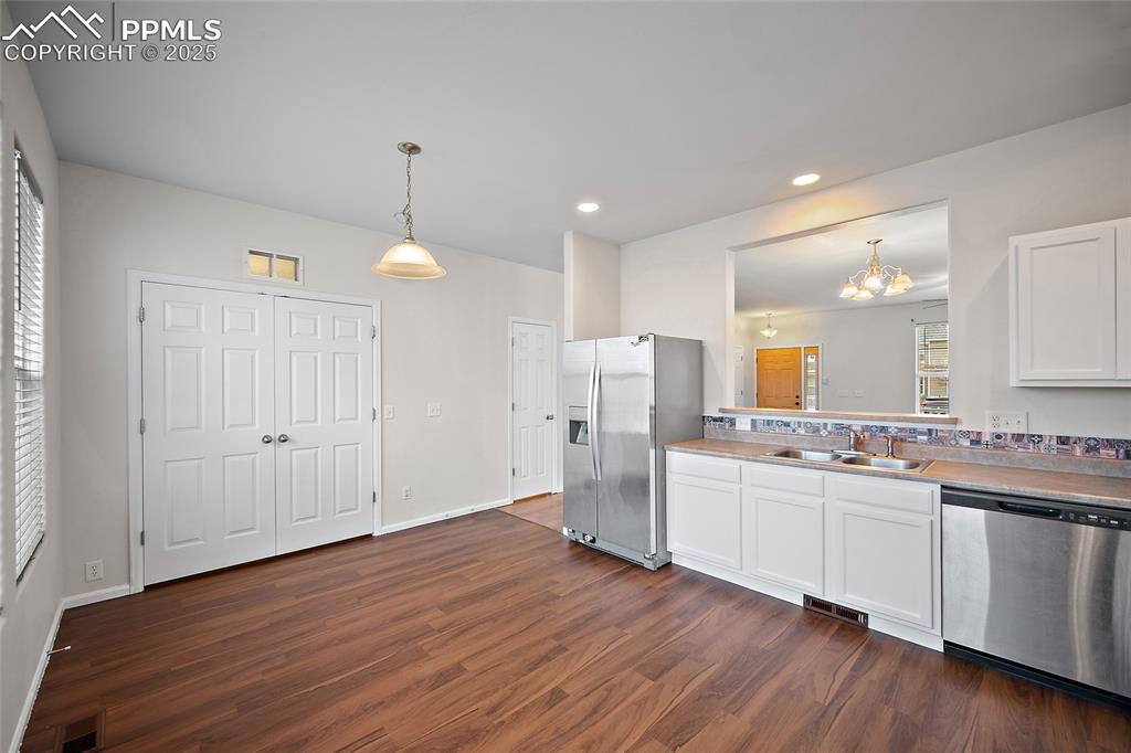 Image 15 of 33: Kitchen