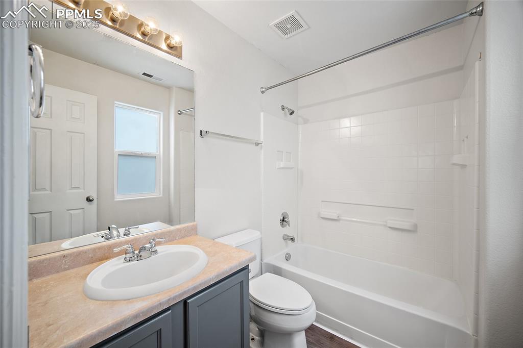 Image 23 of 33: Bathroom