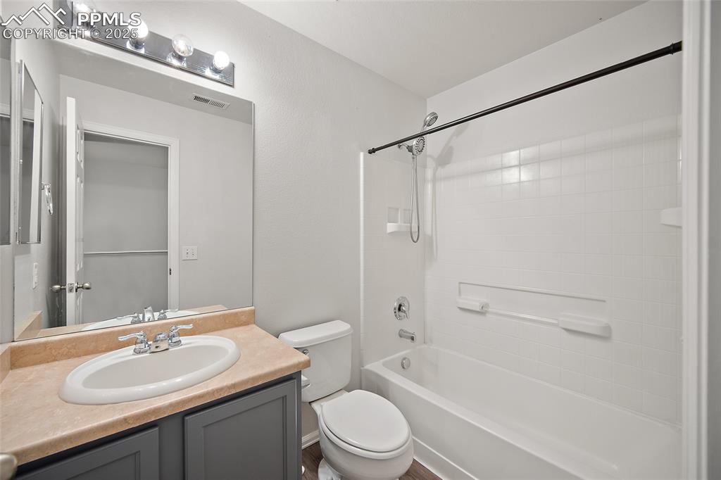 Image 25 of 33: Bathroom