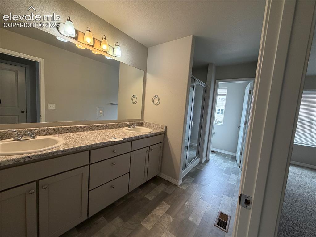 Image 17 of 28: Bathroom