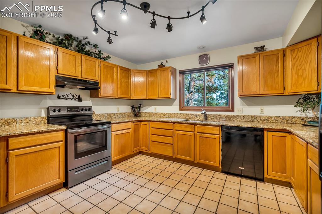 Image 11 of 38: Kitchen