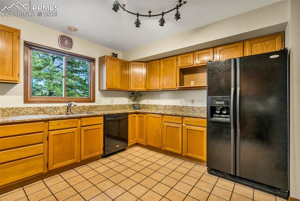 Image 12 of 38: Kitchen