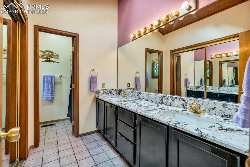 Image 21 of 38: Bathroom