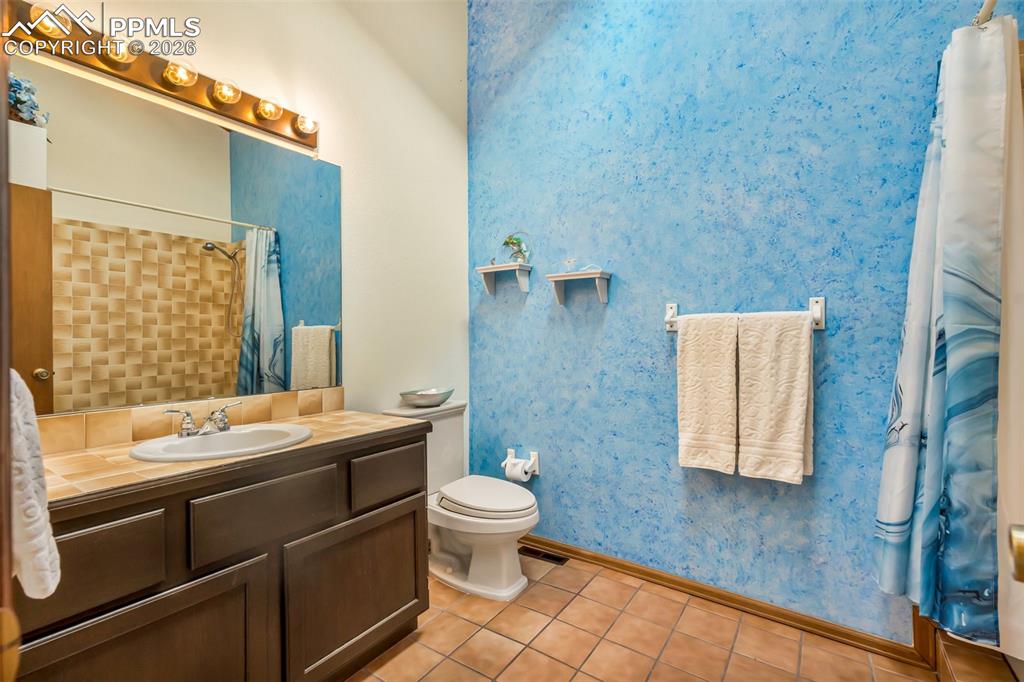 Image 23 of 38: Bathroom