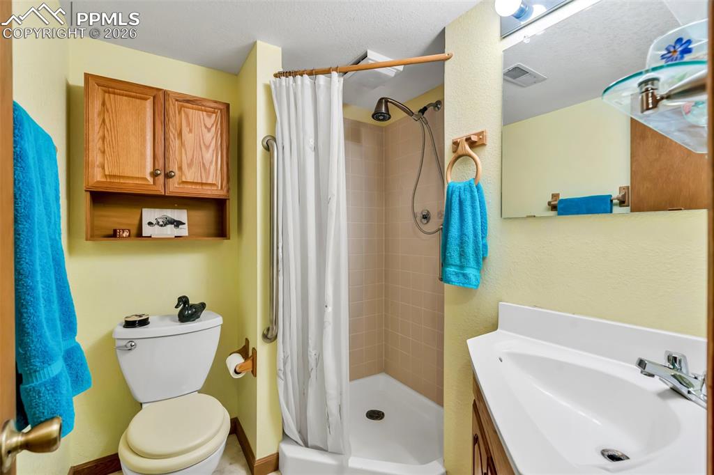 Image 32 of 38: Bathroom