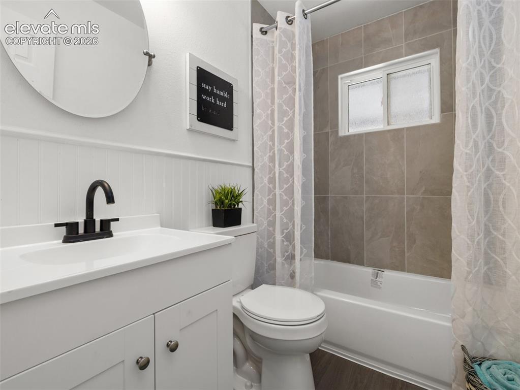 Image 18 of 21: Bathroom