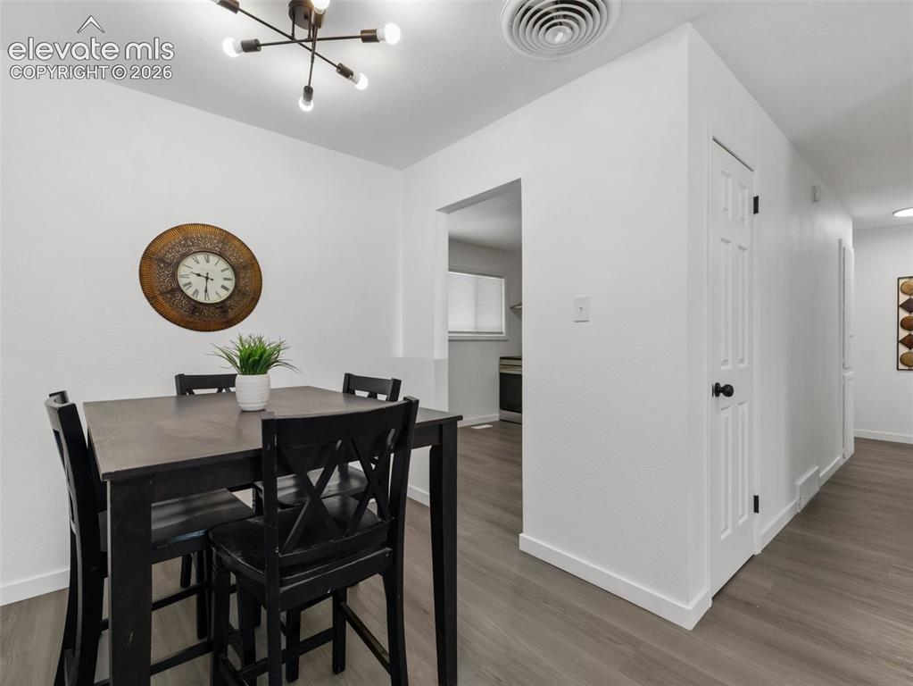 Image 7 of 21: Dining Area