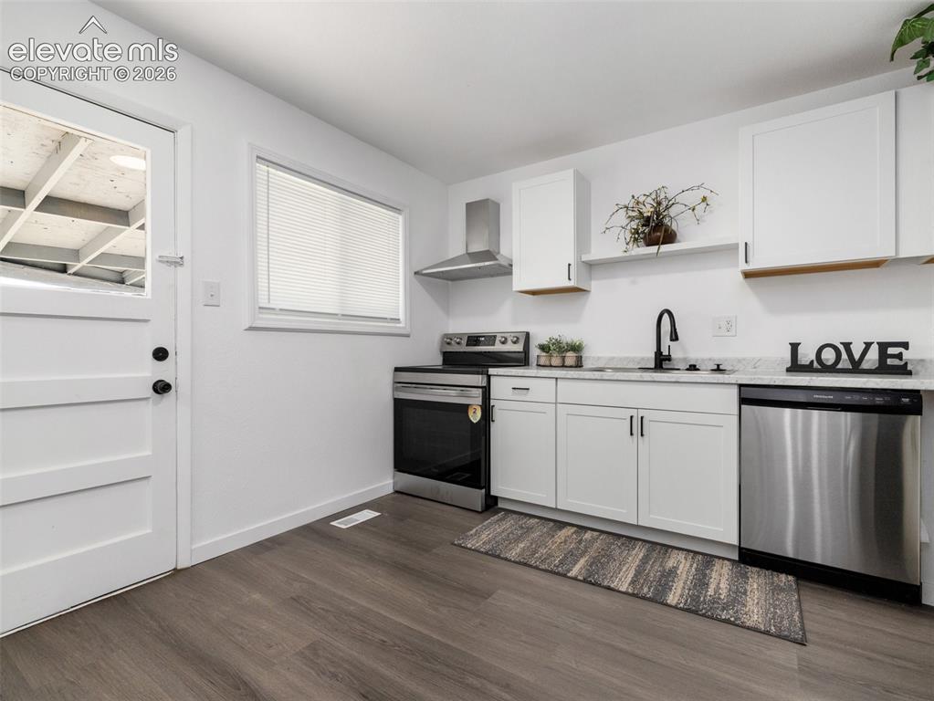 Image 8 of 21: Kitchen