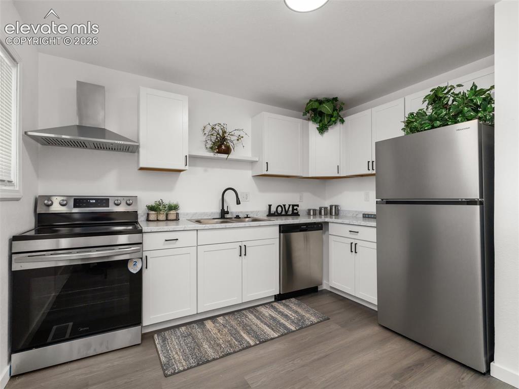 Image 9 of 21: Kitchen