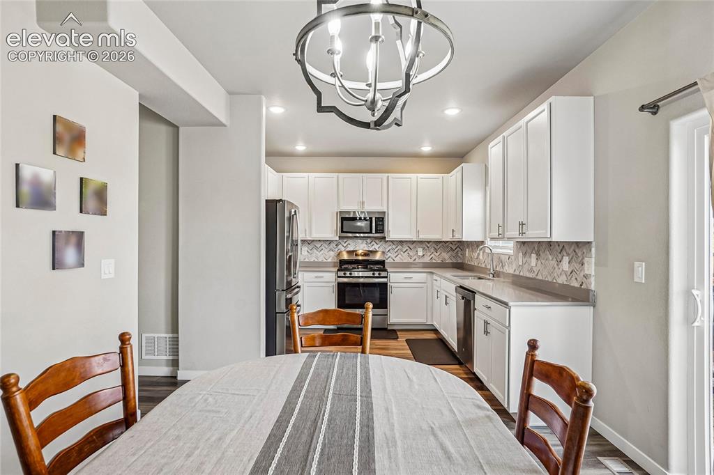 Image 10 of 50: Kitchen
