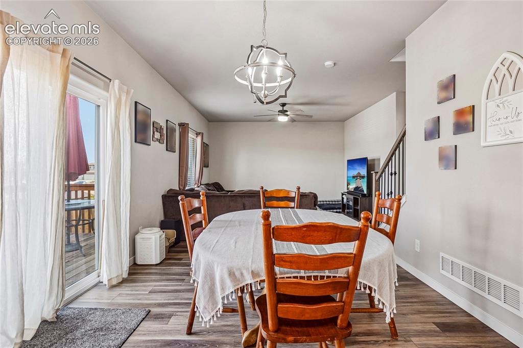 Image 11 of 50: Dining Area