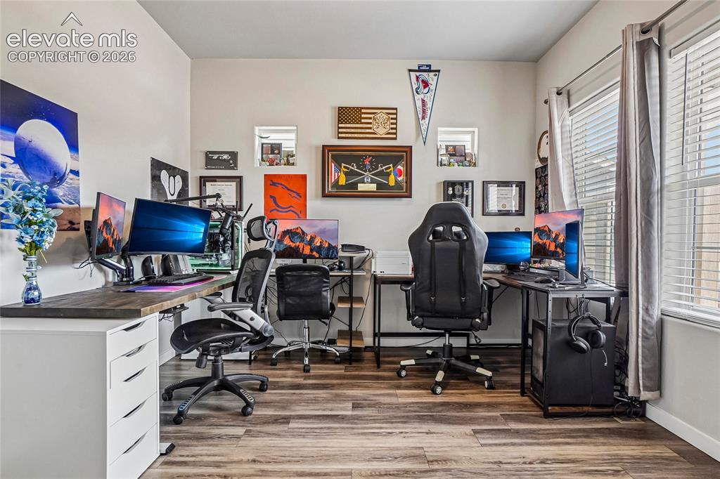 Image 15 of 50: Office