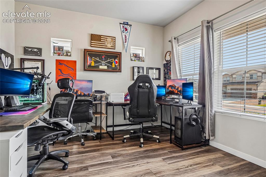 Image 16 of 50: Office