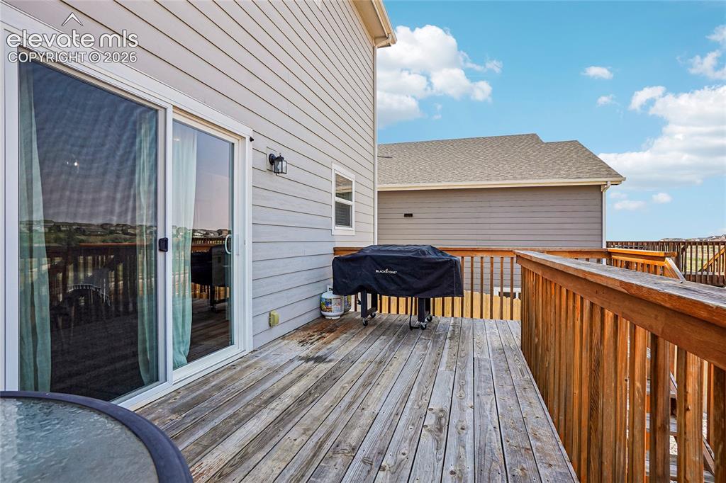 Image 40 of 50: Deck