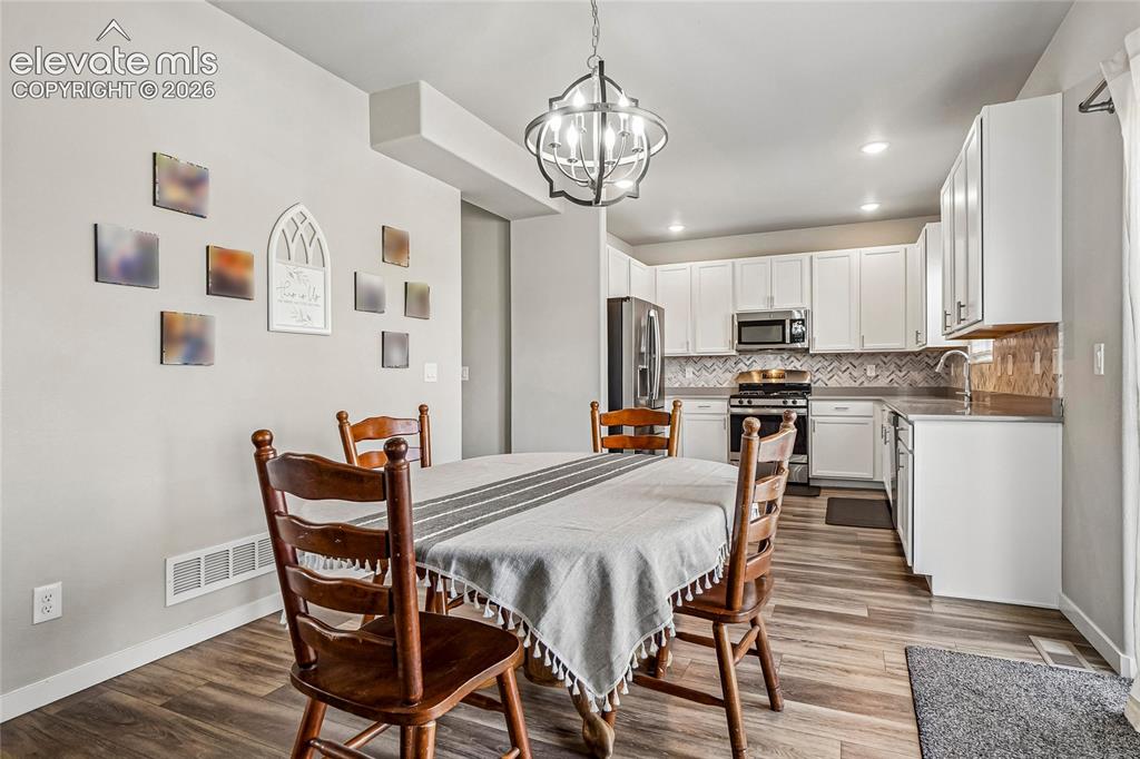 Image 9 of 50: Dining Area