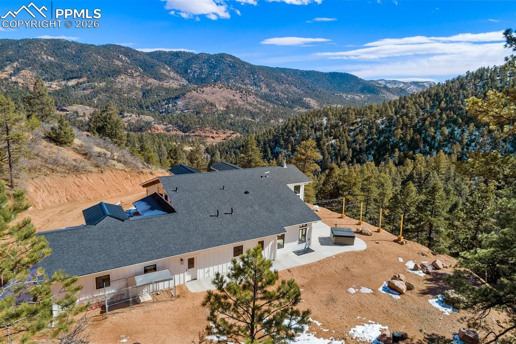 Caption: Newly custom built luxury mountain retreat on 9.19 acres bordering national forest. 20-25 minutes to