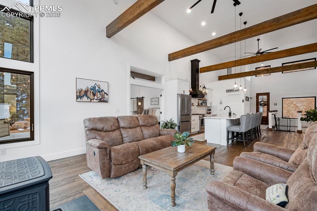 Image 10 of 30: Perfect space for entertaining!