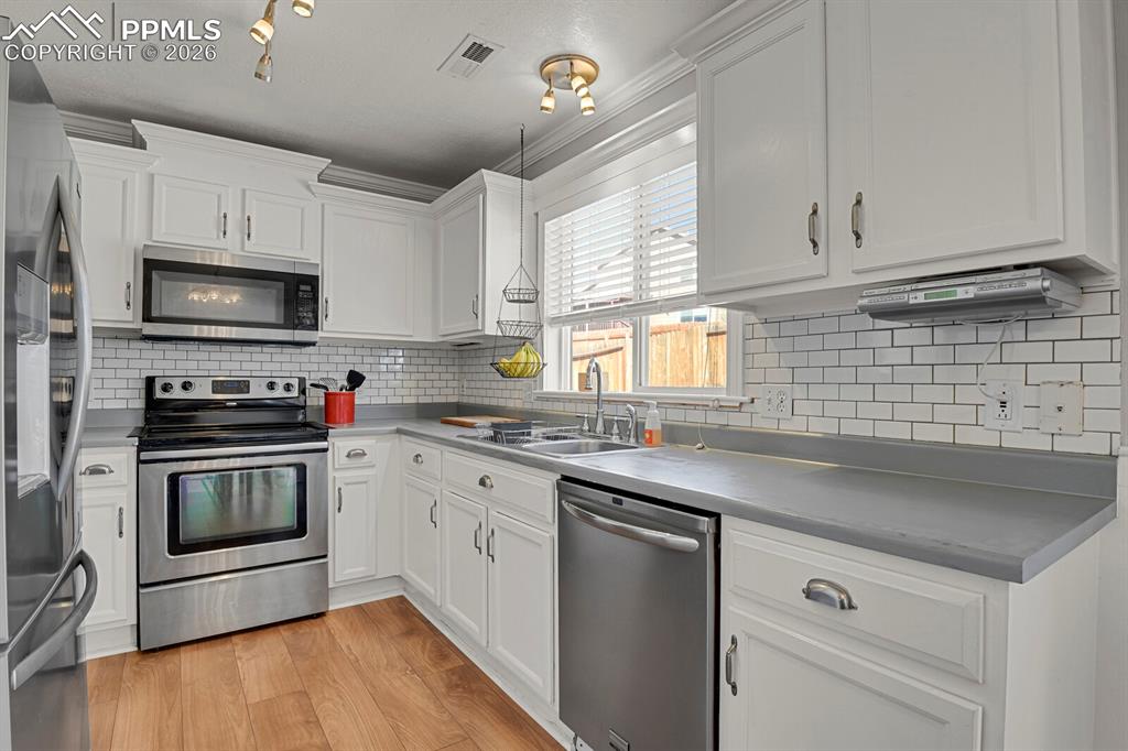 Image 11 of 35: Kitchen