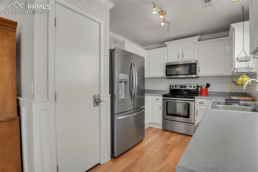 Image 12 of 35: Kitchen