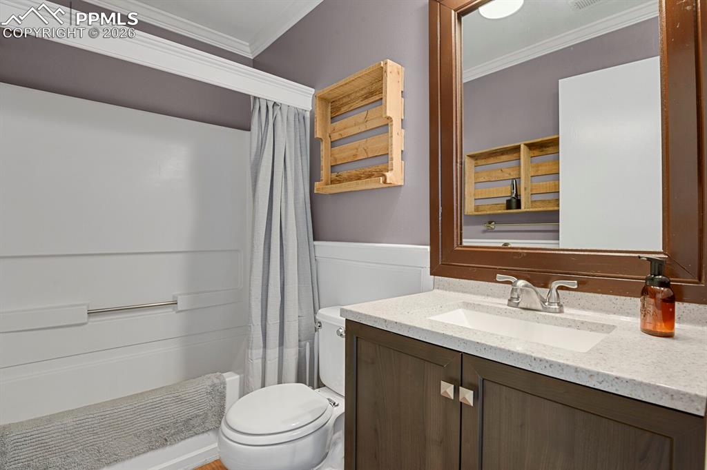 Image 24 of 35: Bathroom