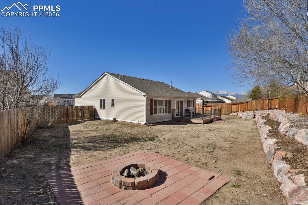 Image 34 of 35: Yard