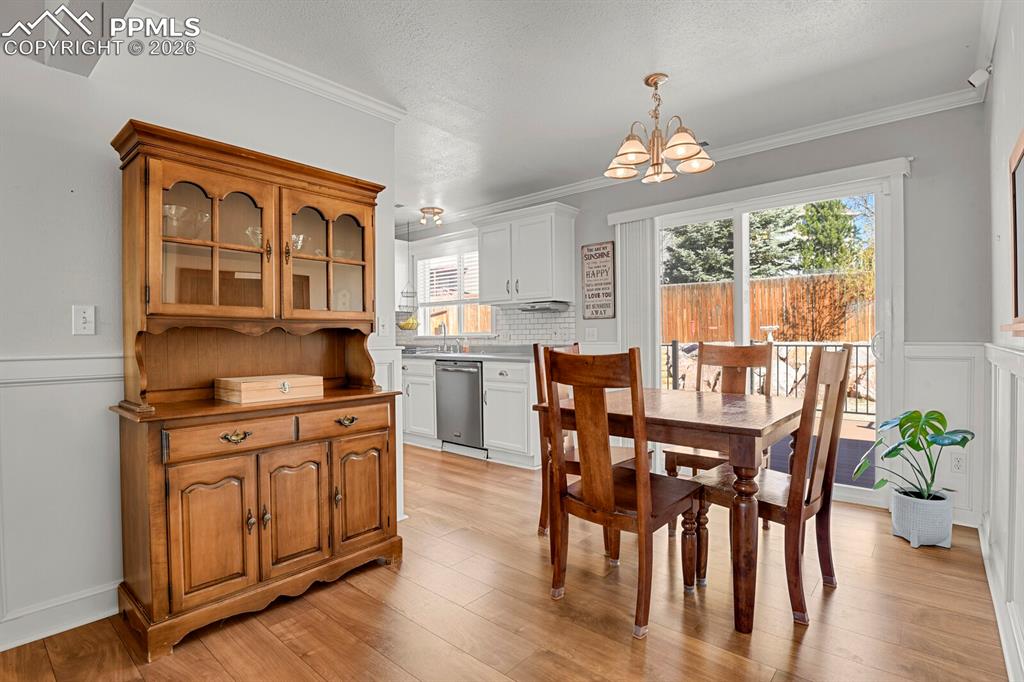 Image 8 of 35: Dining Area