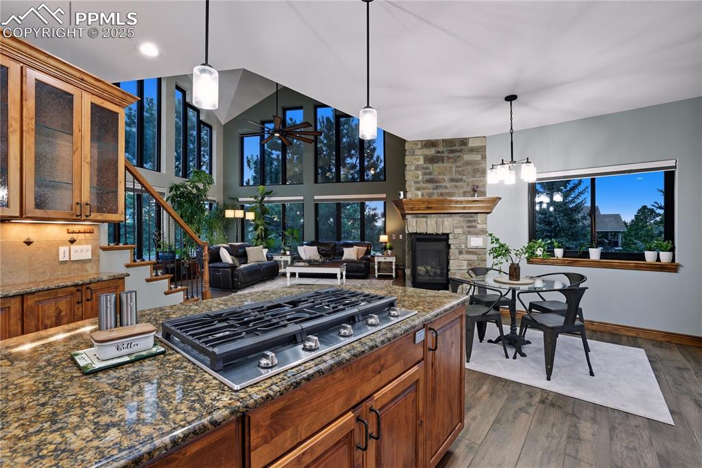 Image 15 of 47: Kitchen