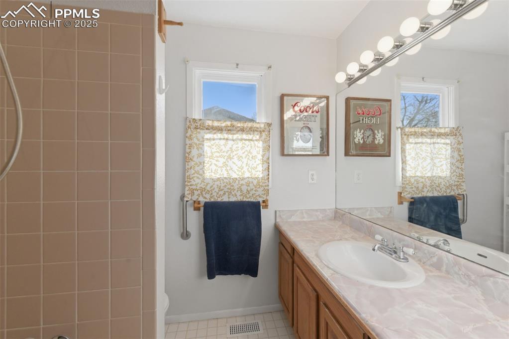 Image 12 of 23: Bathroom