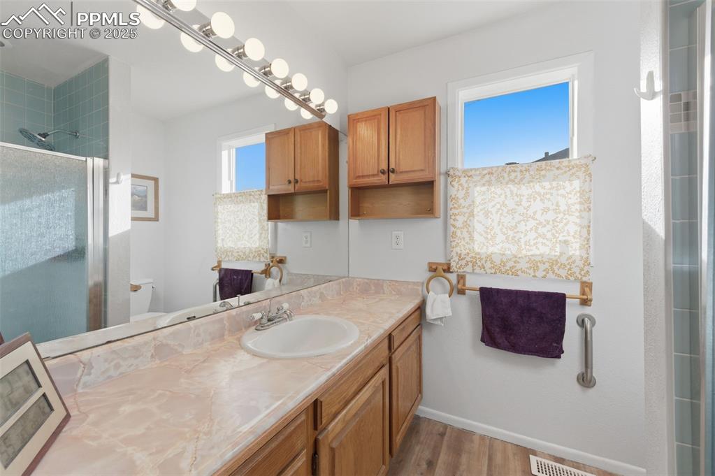 Image 16 of 23: Bathroom