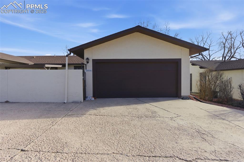 Image 19 of 23: Garage