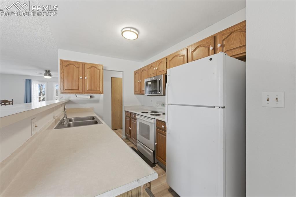 Image 8 of 23: Kitchen