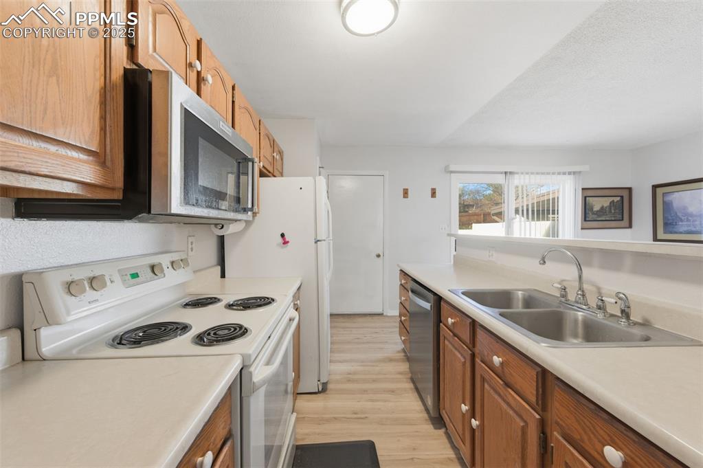 Image 9 of 23: Kitchen