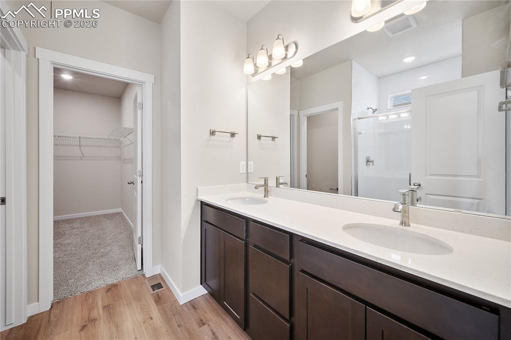 Image 22 of 38: Bathroom