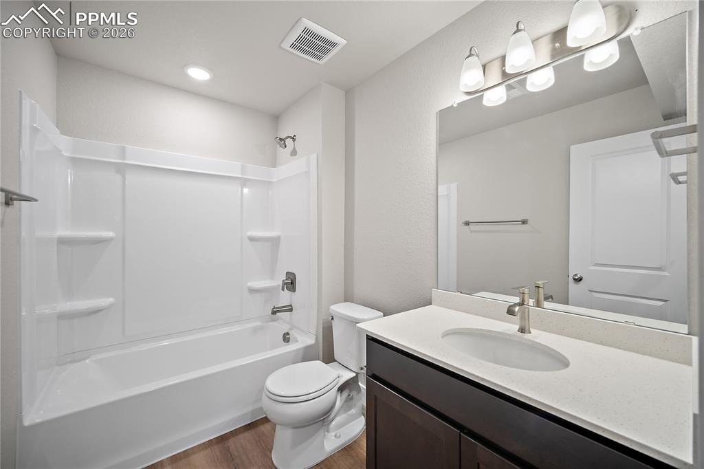 Image 27 of 38: Bathroom