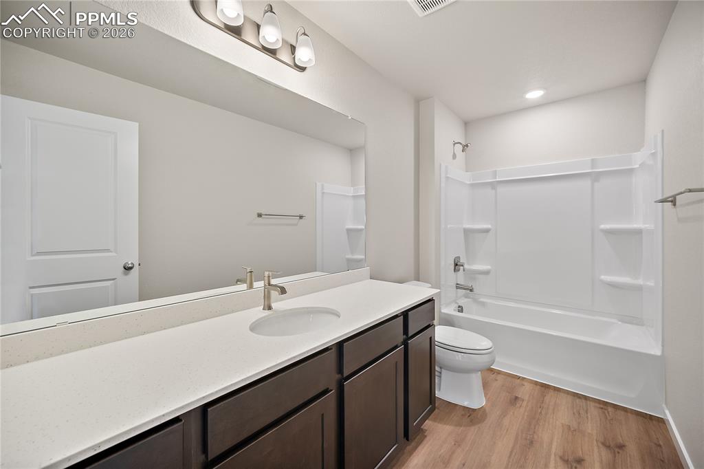 Image 33 of 38: Bathroom