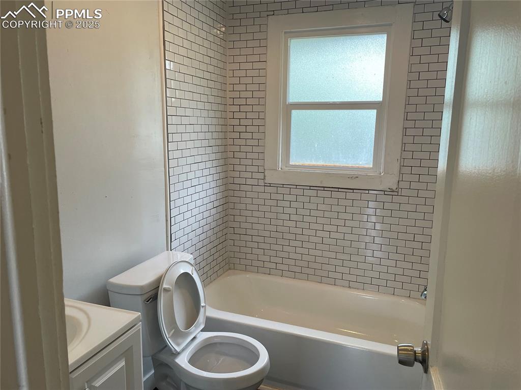 Image 5 of 14: Bathroom