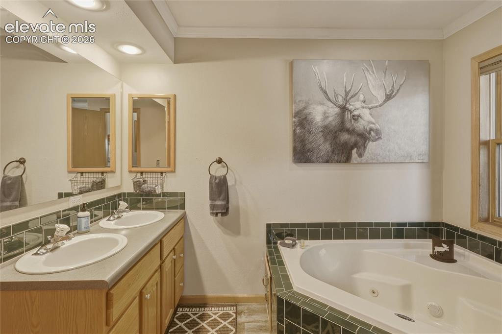 Image 17 of 41: Bathroom