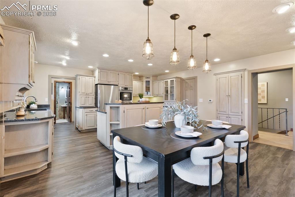 Image 13 of 44: Dining Area