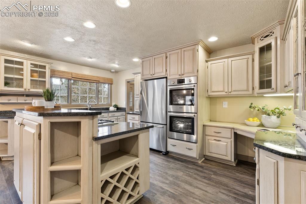 Image 14 of 44: Kitchen