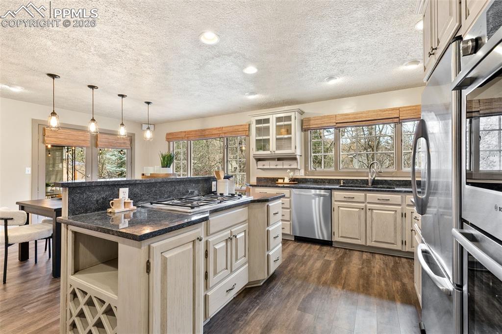 Image 16 of 44: Kitchen