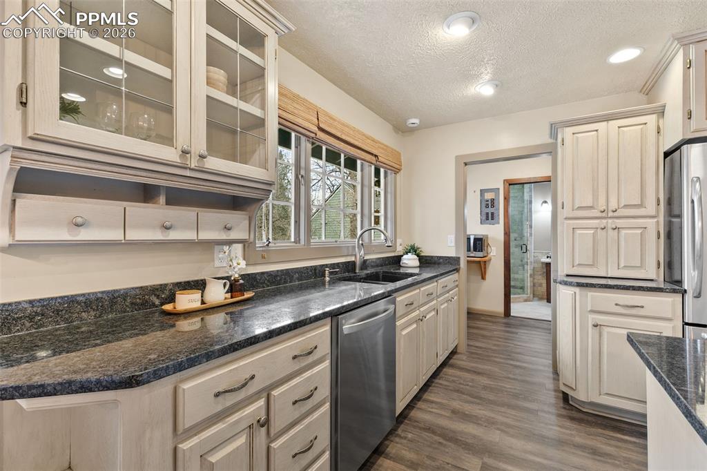 Image 18 of 44: Kitchen