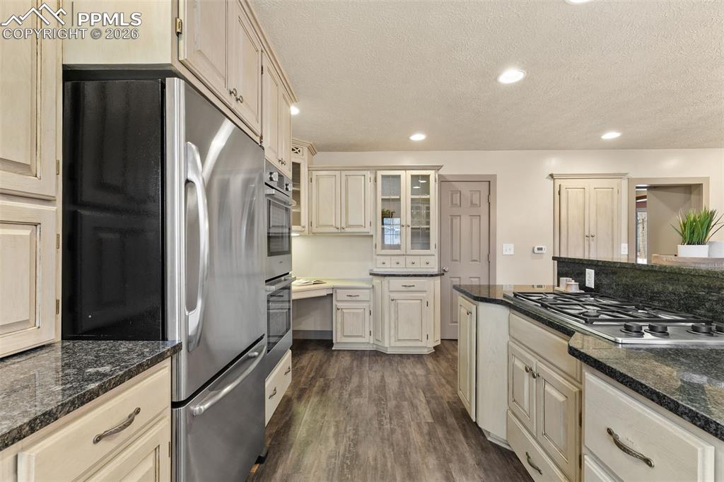 Image 19 of 44: Kitchen