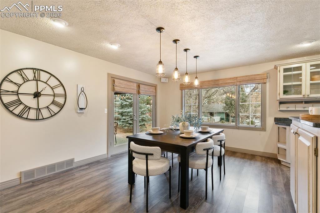 Image 20 of 44: Dining Area