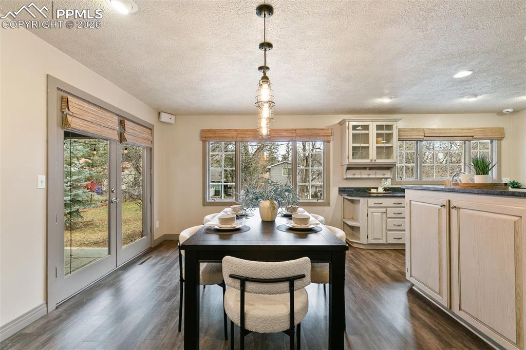 Image 21 of 44: Dining Area